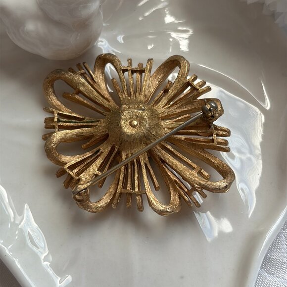 CROWN TRIFARI FAUX EMERALD ABSTRACT BROOCH - Picture 6 of 7